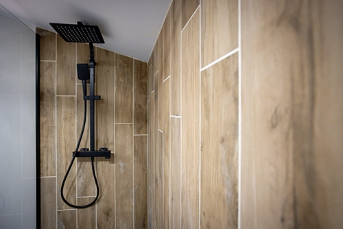 Carrelage effet bois parois de douche - rénovation salle de bain